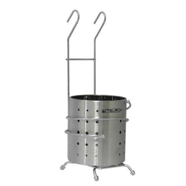 امسك ملعقة فولاذية متوسطة الحجم